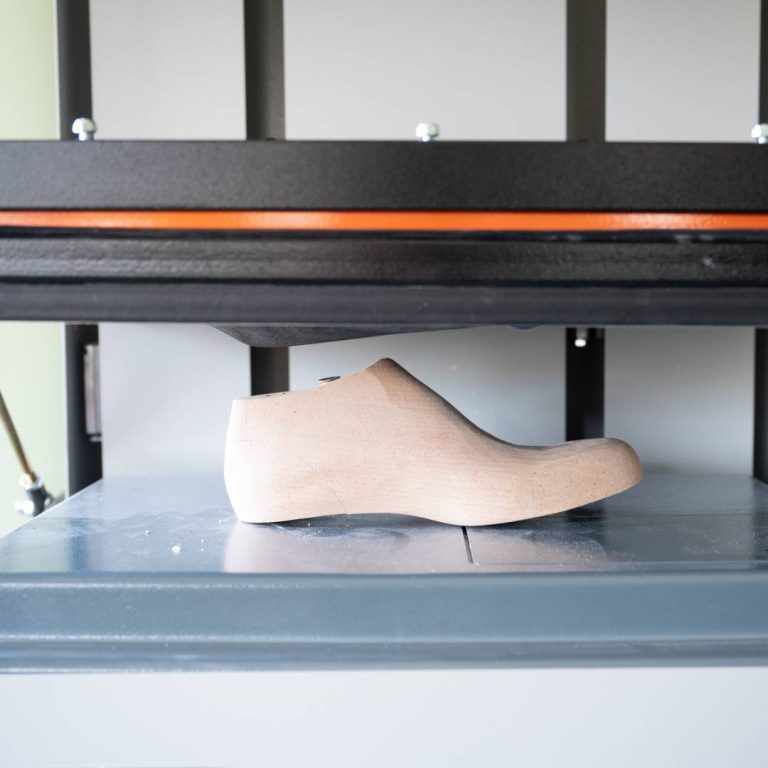 Forma sotto una pressa sottovuoto per far aderire i materiali sulle forme ortopediche