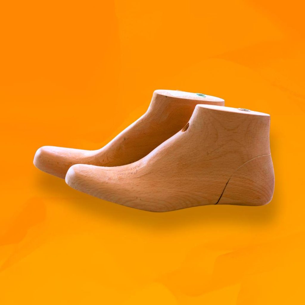 Forme di legno utilizzate per la realizzazione di scarpe su misura Pedelab,